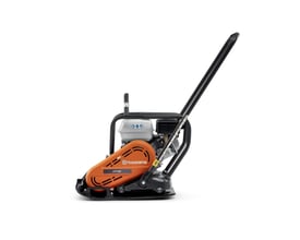 Husqvarna jordvibrator LFV80 set fra siden, fremhæver den orange kappe og Honda GX160 motor.