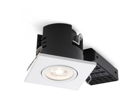 Nordtronic Uni Install firkantet indbygningsspot i hvid blank, med monteret LED-pære og synlige fjederclips.