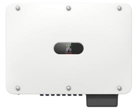Huawei SUN2000-50K-MC0-H4 solcelleinverter med hvidt kabinet, sort displayfelt og mørke tilslutninger nederst.
