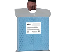 Spillify Oil Only-absorberingsark i blå, perforeret udformning, pakket i en klar pose med bærehåndtag; 20 stk. absorberer olie.
