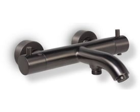 Kar og brus termostatarmatur i gun metal finish med to greb og en buet tud med gevind på hvid baggrund.