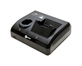 Norbar 18V EBT-lader i sort med batteriholder og ventilationsriller, set skråt forfra.