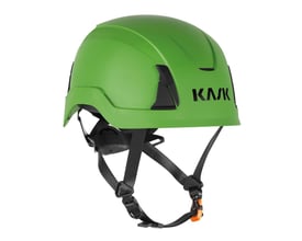 Grøn Kask Primero AIR sikkerhedshjelm set skråt forfra med sort hagerem, justerbar fra 52 til 63 cm.