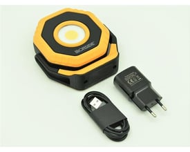 Ironside genopladelig arbejdslampe med magnet, 2000 lm, vist med USB-kabel og strømforsyning.