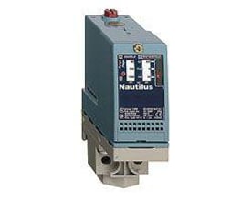 Schneider Electric pressostat XMLA070D2S11 til hydraulik, 5-70 BAR, med 1/4" BSP hun-tilslutning, i blågrå plastikkabinet.