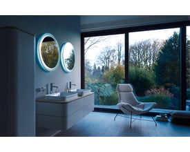 Luksuriøst badeværelsesmiljø med Duravit D.2 Plus bordplade i nordisk hvid mat satni lak, med dobbeltvask og moderne faciliteter.