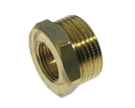 Messing Nippelmuffe med 1½" udvendigt gevind og 1" indvendigt gevind på hvid baggrund.