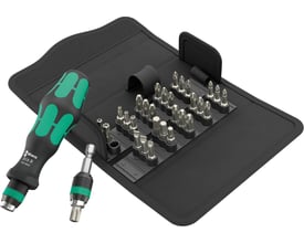 Wera Kraftform Kompakt 70 Universal 1 sæt med 32 dele. Håndgreb og bits ligger klar til brug på en sort måtte med velcrolukning.