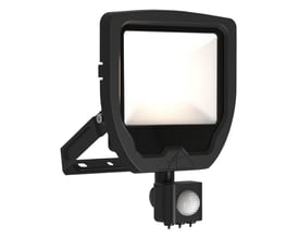 Ansell Lighting Calinor Evo LED projektør med PIR-sensor, set forfra med lyset tændt og en bred lysspredning.