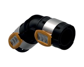 Geberit FlowFit 45 graders vinkel i sort PPSU med en diameter på 75mm, vist med orange beskyttelsesclips og metalringe.