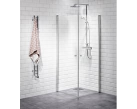 Vetro svingdør 99x200 cm med 6mm hærdet klart glas og justerbar aluprofil, opstillet i et badeværelse med hvide fliser og grå gulvfliser.