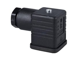 Sort, vinklet Telemecanique Sensors hunstik XZCC43FCP40BJ med fire poler og Pg11-tilslutning set skråt forfra.