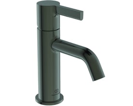 Et detaljeret billede af Ideal Standard Joy håndvaskarmaturet i magnetic grey, med synligt Ideal Standard logo på basen.