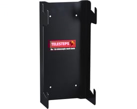 Telesteps vægholder i sort metal til sikker opbevaring af teleskopstiger med brandlogo og hvid baggrund.