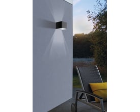 EGLO Doninni 1 antracit udendørs væglampe monteret på en grå væg med lysstråler opad og nedad.