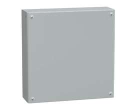 Vinklet billede af Schneider Electric klemkasse i metal, 400x400x120 mm, med robust design og skruelåg.
