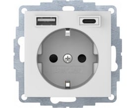 Berker Schuko stikkontakt i polarhvid mat med én USB A og én USB C port til opladning af enheder.