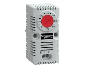 Detaljeret billede af Schneider Electric ClimaSys CC termostatens frontpanel, der viser betjeningsring, temperaturmarkeringer og serienummer.