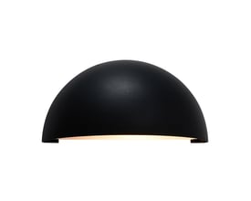 Enkelt billede af den sorte, halvcirkelformede Nordlux Scorpius væglampe i plast isoleret på hvid baggrund.