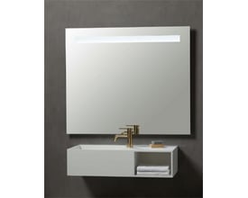 Detalje af VIA Venice spejl med integreret, lysende LED-stribe og et moderne design, monteret over et hvidt vaskemøbel.