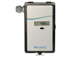 Schneider Electric aSENSE CO/CO2-sensor med digitalt display der viser 488 ppm, monteringsstykke i venstre side.