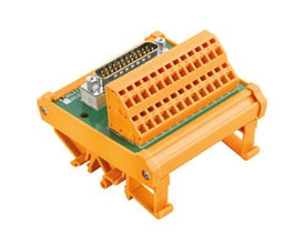 Weidmüller interface-modul med terminaler og 9-polet D-sub-konnektor, set skråt forfra med orange klemmer.