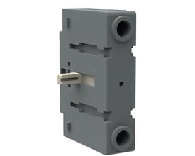 ABB fjerde pol til OT16-40F3 afbryder, monteres på højre side og er 13mm bred. Viser en grå plastkomponent med et lille håndtag.