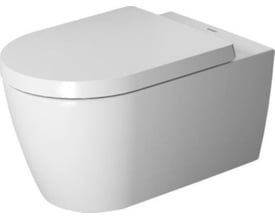 Hvid Duravit ME by Starck vægskål med åben skyllerand, set skråt forfra med toiletsæde vist.
