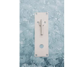 Assa Abloy handicap-langskilt 6013 i størrelsen 60x206 mm, set forfra med greb og monteringshuller.
