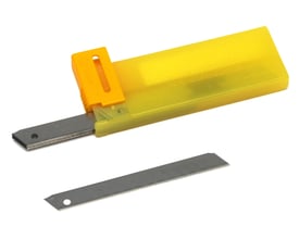 Helmuth A. Jensen Steritool knivblade i rustfrit stål, 12 segmenter, i gul dispenseræske og et enkelt blad ligger ved siden af.