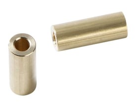 To kabelfastsættelser/afstandsskiver i messing, DH 32/8 model, neutral materialefarve på hvid baggrund.
