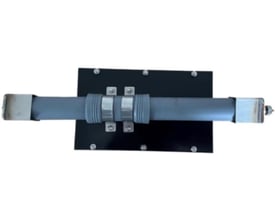 NID beslag til Smart VA-alarm, monteret på en sort plade med et gråt rør og rustfri stålbeslag.