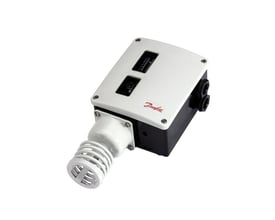 Danfoss RT4 termostat i et let skråt perspektiv, fremviser dens robuste konstruktion og rumføler med hvid baggrund.
