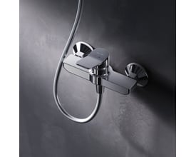 AM.PM X-Joy brusearmatur i blank krom med 1-grebs betjening og slange, monteret på mørk væg.