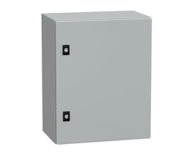 Lukket Schneider Electric CRN metal vægskab, 500x400x250 mm, RAL7035, med to låsebeslag på fronten og hvid baggrund.