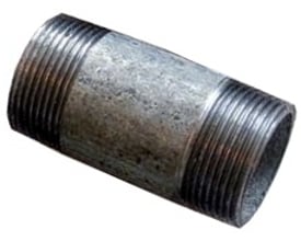 Indura galvaniseret nippelrør i stål, 50 mm langt med R⅛" udvendigt gevind i begge ender for varmeanlæg.