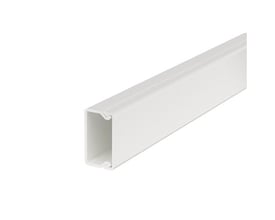 Kabelkanal i perlehvid (RAL 9016) med dimensionerne 15 x 30 mm, vist fra siden med fokus på dens rektangulære form og åbning.