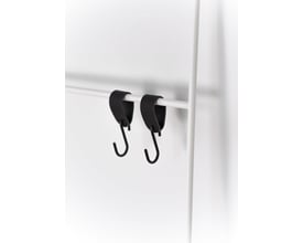 Metallbude Estina håndklædestige i hvid, vist med to sorte læderstropper med kroge monteret på en horisontal stang.