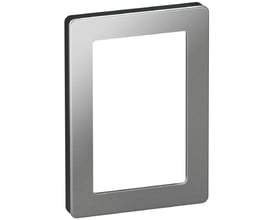 LK FUGA Pure designramme i stålfarvet metal, 1½ modul, med en glat børstet overflade og sort kant.