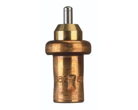 Termostatpatron typ 5839, 63° i messing med synlig mærkning af type og åbningstemperatur på hvid baggrund.