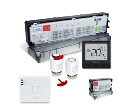 Komplet sæt af Salus trådløs gulvvarmestyring med gateway, 230V telestater, rumtermostater og styreenhed i sort og hvid.