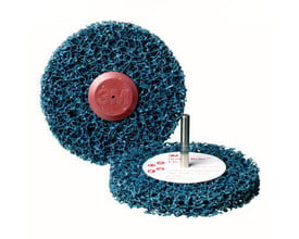 3M CG-ZS blå rondel med 150 mm diameter og 13 mm tykkelse, monteret på en spindel.