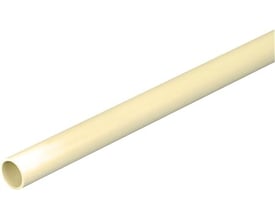 Stivt plastrør i PVC, 16 mm i diameter og 4 meter langt, i gul/hvid farve, vist på hvid baggrund.