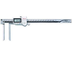 Digital Mitutoyo skydelære i metal med lange, smalle kæber til indvendig måling fra 10-200 mm, IP67 klassificeret.