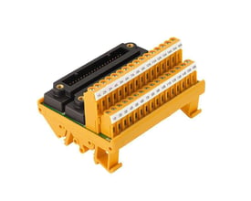Weidmüller interfacemodul med 40-polet stik og to rækker orange skrueterminaler, set skråt forfra.
