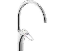 FMM 9000XE køkkenarmatur med C-tud i krom, vist fra siden med fokus på det elegante greb og blanke overflade.