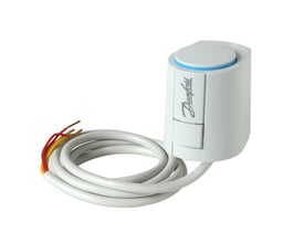 Danfoss Termomotor ABN A5, 230V AC i hvid med tilslutningskabel og ledninger, klar til installation.