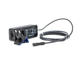 Sort batterioplader SR502 fra Sundström Safety med ledning, stik og synligt opladerhus.