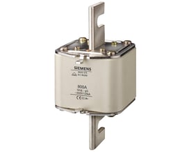 Siemens SENTRON 3NA3 sikringselement NH4, 800A gG 500V med skruekontakter og grebsko, vist med mærkninger.