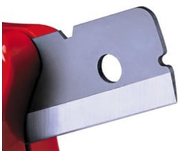 Nærbillede af Ridgid skær monteret i en rød plastrørsaks, klar til brug.